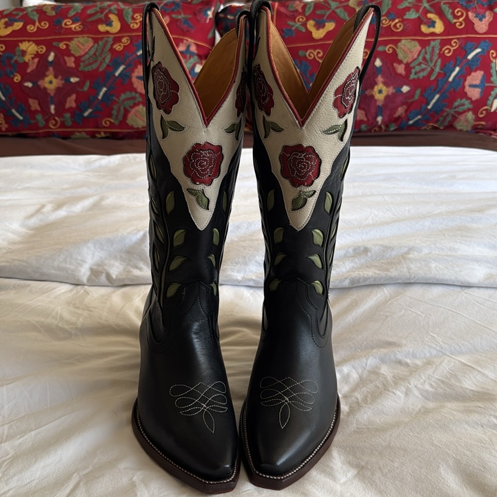 The Annie Roses in Midnight/ Bone Cowhide - Picture 2 of 10